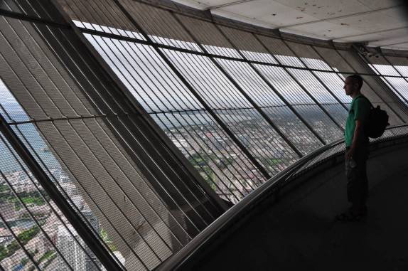 Admirando a vista do alto da CN Tower, em Toronto, no Canadá